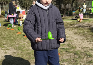 Na tym zdjęciu widać jednego z chłopców przenoszącego jajko na łyżce.