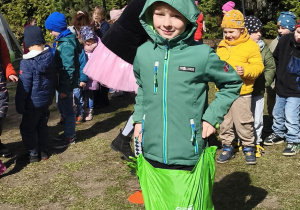Zdjęcie przedstawia Adasia M. skaczącego w worku.