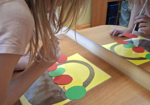 Na tym zdjęciu widać Wandę z grupy IVwykonującą ćwiczenia oddechowe.