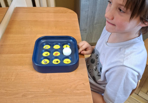 Na tym zdjęciu widać Tymka z grupy IV wykonującego ćwiczenia z przyrządem.