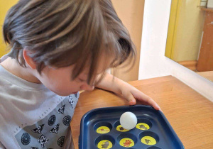 Na tym zdjęciu widać Tymka z grupy IV wykonującego ćwiczenia z przyrządem.