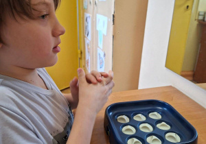 Na tym zdjęciu widać Tymka z grupy IV wykonującego ćwiczenia z przyrządem.