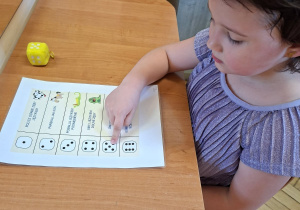 Na tym zdjęciu widać Lilę z grupy III podczas wykonywania ćwiczeń z przyborem.