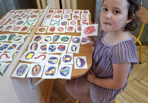 Na tym zdjęciu widać Lilę z grupy III podczas wykonywania ćwiczeń narządów mowy z przyborem.