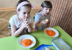 Na tym zdjęciu widać Marcelinę Ł. i Kalinę z grupy IV podczas degustacji surówki.