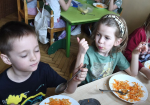 Na tym zdjęciu widać Stasia W., Julka Ch. i Wandę z grupy IV podczas degustacji surówki.