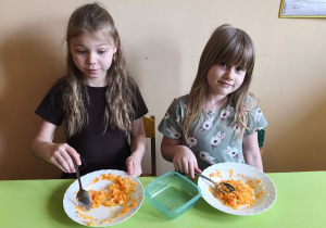 Na tym zdjęciu widać Klarę J. i Alę W. z przygotowaną przez nie surówką.