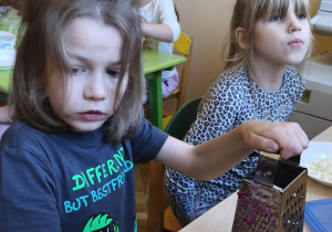 Na tym zdjęciu widac Julka Ch. z grupy IV, który ściera na tarce rzodkiewkę.