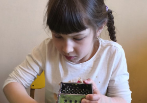 Na tym zdjęciu widac Kalinę z grupy IV, która ściera na tarce rzodkiewkę.