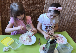 Zdjęcie przedstawia marcelinę Ł. i Alę W. z grupy IV, które mieszają składniki twarożku.