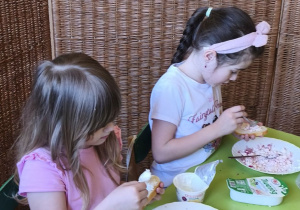 Zdjęcie przedstawia marcelinę Ł. i Alę W. z grupy IV podczas degustacji kanapeczek..