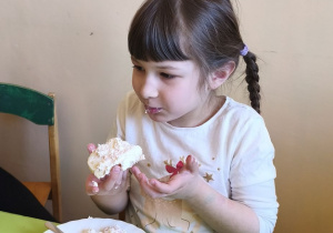 Zdjęcie przedstawia Kalinę z grupy IV podczas degustacji kanapeczek.