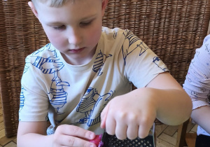 Na tym zdjęciu widać Adasia W. z grupy III, który ściera na tarce rzodkiewkę.