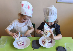 Zdjęcie przedstawia Oliwię i Mikołaja z grupy III, którzy łączą składniki pasty do kanapek.