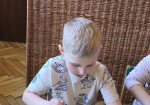 Zdjęcie przedstawia Adama W. z grupy III, który łączy składniki pasty do kanapek.