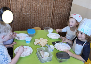 Zdjęcie przedstawia czworo dzieci z grupy III podczas degustacji twarożku.