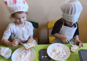 Zdjęcie przedstawia Oliwię i Mikołaja z grupy III podczas degustacji kanapeczek.