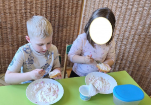 Zdjęcie przedstawia Adama W. z grupy III z koleżanką podczas degustacji twarożku.