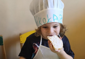 Zdjęcie przedstawia Mikołaja z grupy III podczas degustacji kanapeczek.