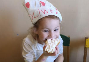 Zdjęcie przedstawia Oliwię z grupy III podczas degustacji kanapeczek.