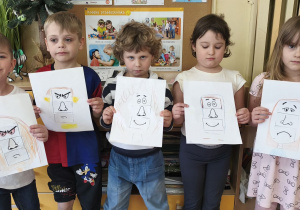 Na tym zdjęciu widać dzieci z grupy III i IV, które przezentują swoje prace.