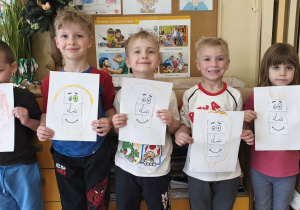 Na tym zdjęciu widać dzieci z grupy III, które przezentują swoje prace.