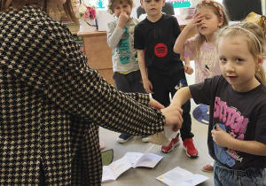 Na tym zdjęciu widać prowadzącą warsztaty oraz dzieci podczas wspólnych zabaw.