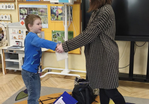 Na tym zdjęciu widać Oskara oraz prowadzącą zajęcia.