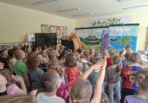 Na tym zdjęciu widać dzieci biorące udział we wspólnej zabawie z bohaterami bajki: Tygryskiem i Kłapouchym.