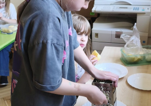 Na tym zdjęciu widać Klarę J. z grupy IV ścierającą na tarce produkty do sałatki jajecznej.