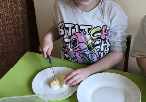 Na tym zdjęciu widać Marcelinę Ł., która kroi jajko w drobną kostkę.