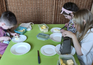 Na tym zdjęciu widać Stasia W., Marcelinę Ł. i Wandę, którzy kroją jajko w drobną kostkę.