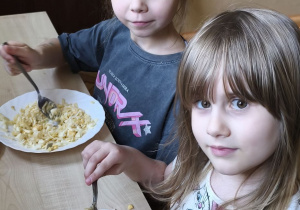 Na tym zdjęciu widać Klarę J. i Alę W. z grupy IV degustujące sałatkę jajeczną.