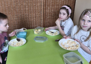 Na tym zdjęciu widać Stasia W., Marcelinę Ł. i Wandę z grupy IV degustujących sałatkę jajeczną.