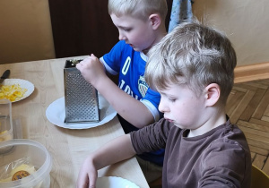 Zdjęcie przedstawia Adasia W. i Adasia M. z grupy III rozdrabniających produkty do sałatki jajecznej.