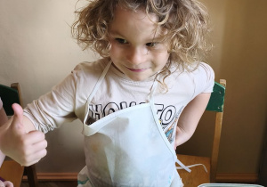 Zdjęcie przedstawia Mikołja z grupy III degustującego pastę jajeczną.