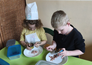 Na tym zdjęciu widać Mikołaja oraz Adasia W. z grupy III wykładających tuńczyka z puszki na talerz.