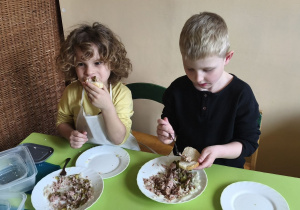 Zdjęcie przedstawia Mikołaja oraz Adasia W. z grupy III podczas degustacji kanapek z pastą z tuńczyka