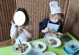 Zdjęcie przedstawia Oliwię z koleżanką z grupy III podczas degustacji kanapek z pastą z tuńczyka