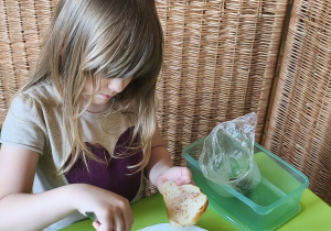 Na tym zdjęciu widać Alę W. z grupy IV, która przygotowuje kanapkę z pastą z tuńczyka.