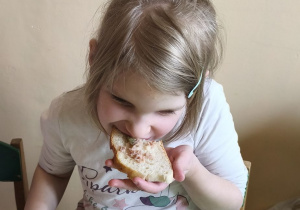Na tym zdjęciu widać Wandę z grupy IV degustującą kanapkę z pastą z tuńczyka.