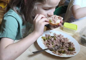 Na tym zdjęciu widać Julka z grupy IV degustującego kanapkę z pastą z tuńczyka.