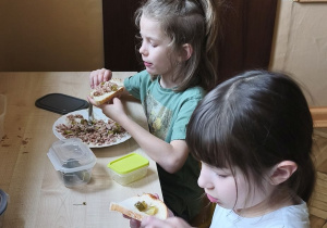 Na tym zdjęciu widać Kalinę i Julka z grupy IV degustujących kanapkę z pastą z tuńczyka.
