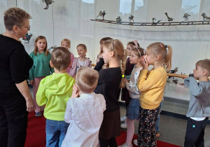 Na tym zdjęciu widać dzieci z grupy IV podczas zabaw we foyer zorganizowanych przez panią z obsługi teatru.