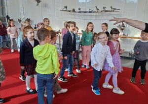 Na tym zdjęciu widać dzieci z grupy IV podczas zabaw we foyer zorganizowanych przez panią z obsługi teatru.