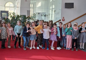 Na tym zdjęciu widać dzieci z grupy IV podczas zabaw we foyer zorganizowanych przez panią z obsługi teatru.