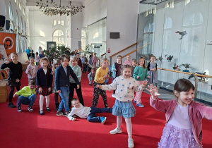 Na tym zdjęciu widać dzieci z grupy IV podczas zabaw we foyer zorganizowanych przez panią z obsługi teatru.
