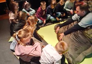 Zdjęcie przedstawia dzieci z grupy IV oglądajace spektakl.