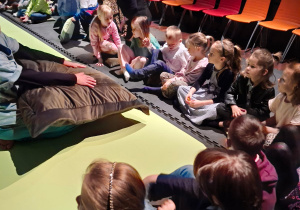 Zdjęcie przedstawia dzieci z grupy III i IV oglądajace spektakl.