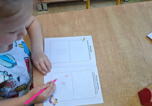 Zdjęcie przedstawia Alę R. wykonującą kartę pracy.